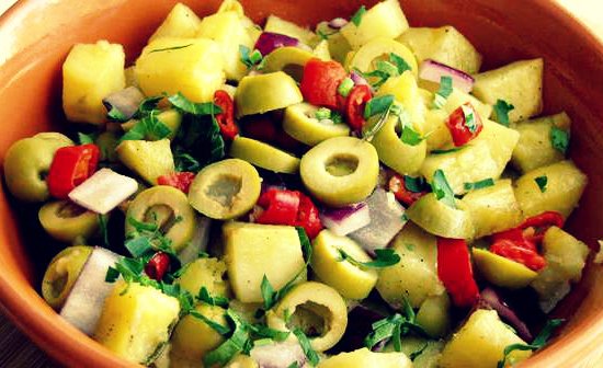 Теплый картофельный салат с маслинами и перцем