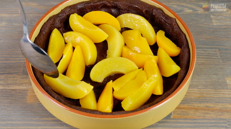 Шоколадный тарт с персиками: видео-рецепт