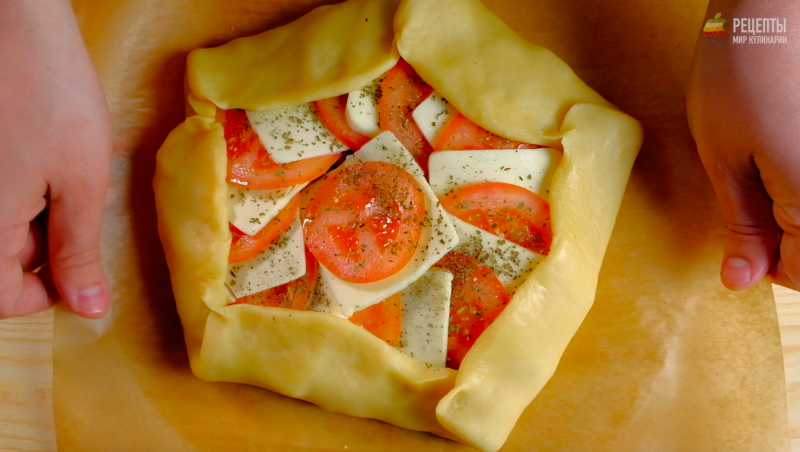 Галета с помидорами, куриным филе и сыром: видео-рецепт