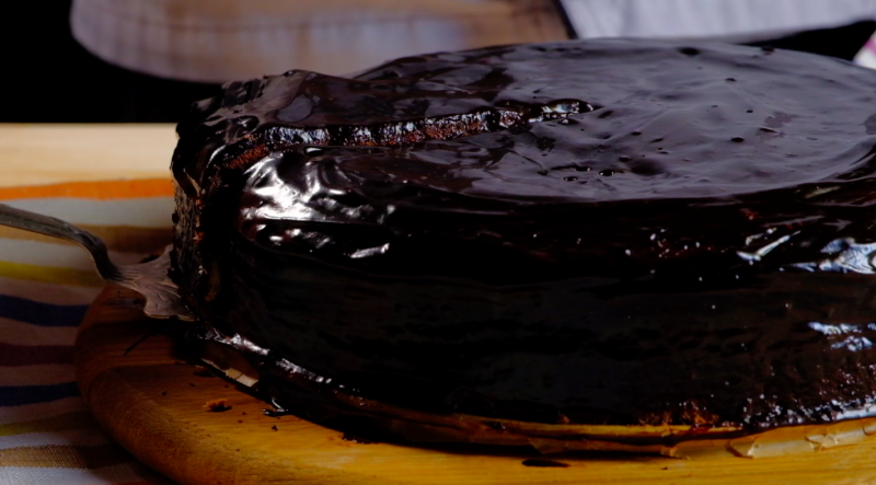Шоколадный пирог с кокосово-творожными шариками: видео-рецепт