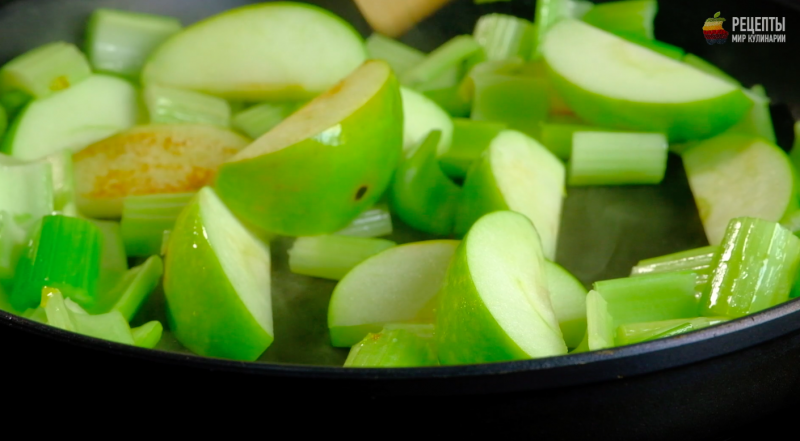 Запеченная телятина с яблоками и сельдереем: видео-рецепт