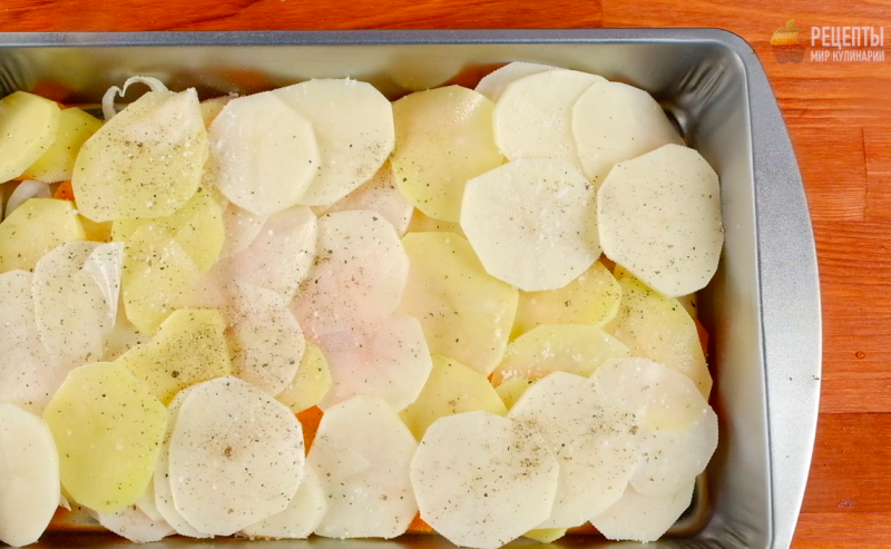 Карп с овощами, запеченный под сметанным соусом: видео-рецепт
