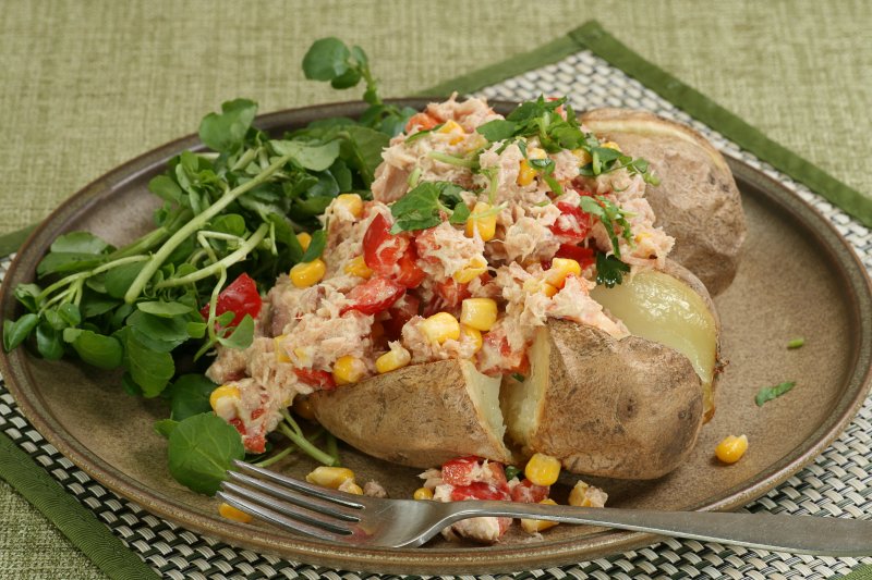 Запеченный картофель с тунцом и салатом