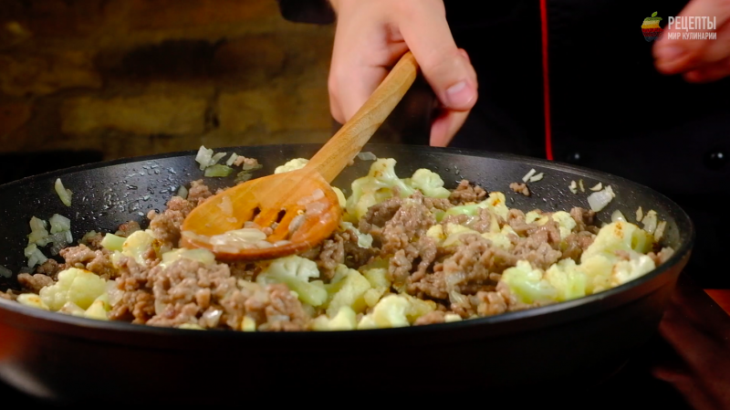 Пирог с мясом и цветной капустой на картофельном тесте под сметанной заливкой: видео-рецепт