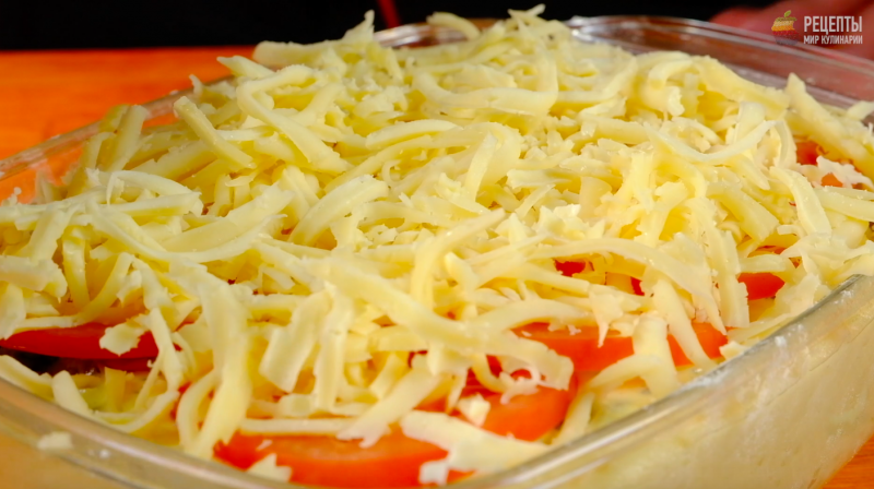 Пирог с мясом и цветной капустой на картофельном тесте под сметанной заливкой: видео-рецепт