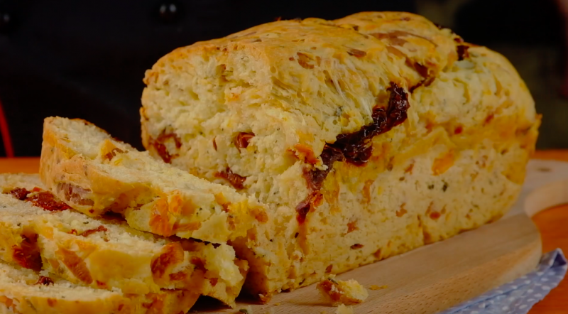 Хлеб с вялеными помидорами, сыром и тимьяном: видео-рецепт