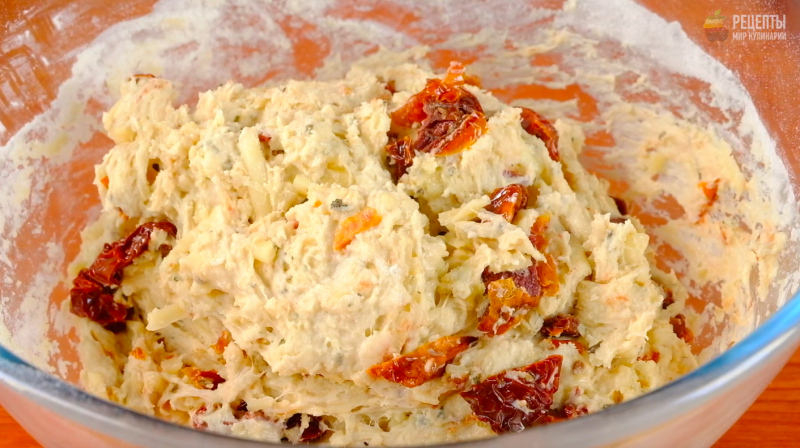 Хлеб с вялеными помидорами, сыром и тимьяном: видео-рецепт