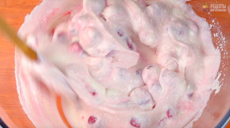 Пирог с творожно-вишневым кремом: видео-рецепт
