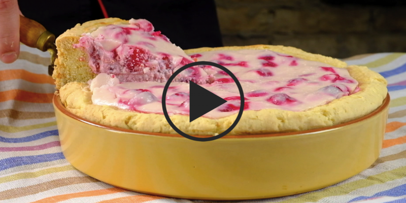 Пирог с творожно-вишневым кремом: видео-рецепт