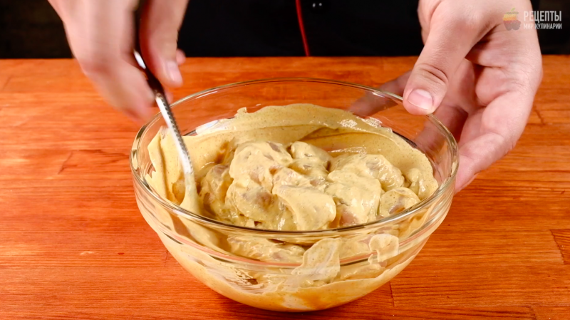 Куриное филе, тушеное с баклажанами и томатно-йогуртовым соусом: видео-рецепт