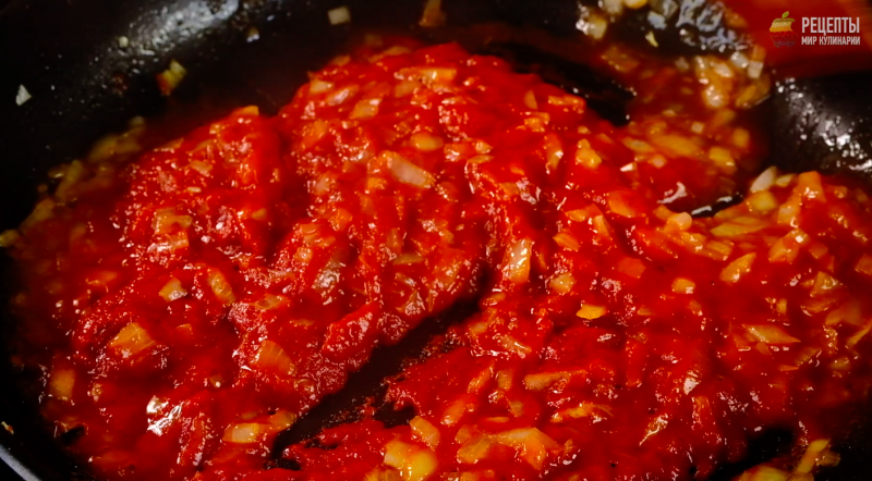 Куриное филе, тушеное с баклажанами и томатно-йогуртовым соусом: видео-рецепт