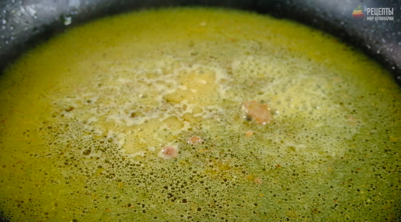 Теплый салат из печени с карамелизированной грушей: видео-рецепт