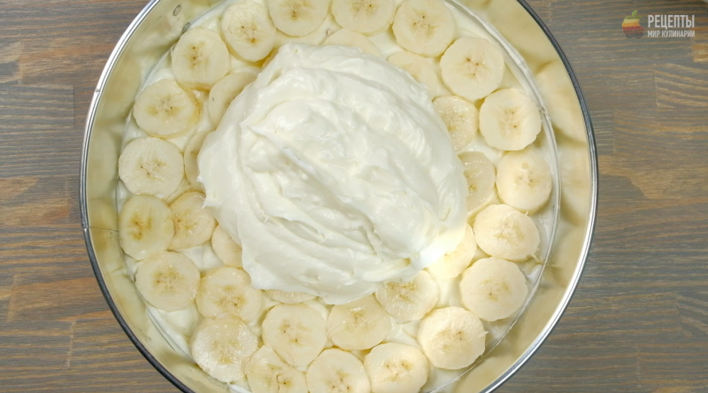 Воздушный банановый пирог без выпечки: видео-рецепт