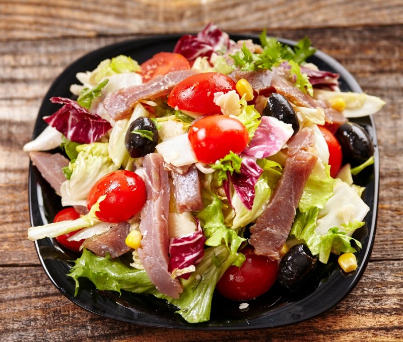 Вкусный и легкий салат с тунцом
