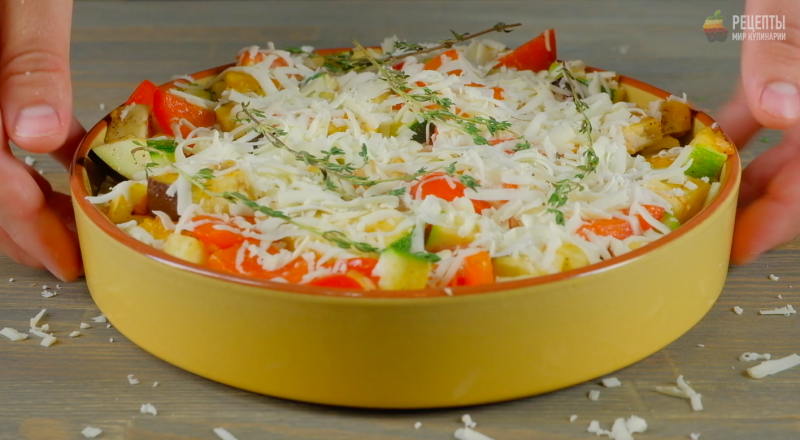 Легкий пирог из поленты, тушеных овощей и сыром: видео-рецепт