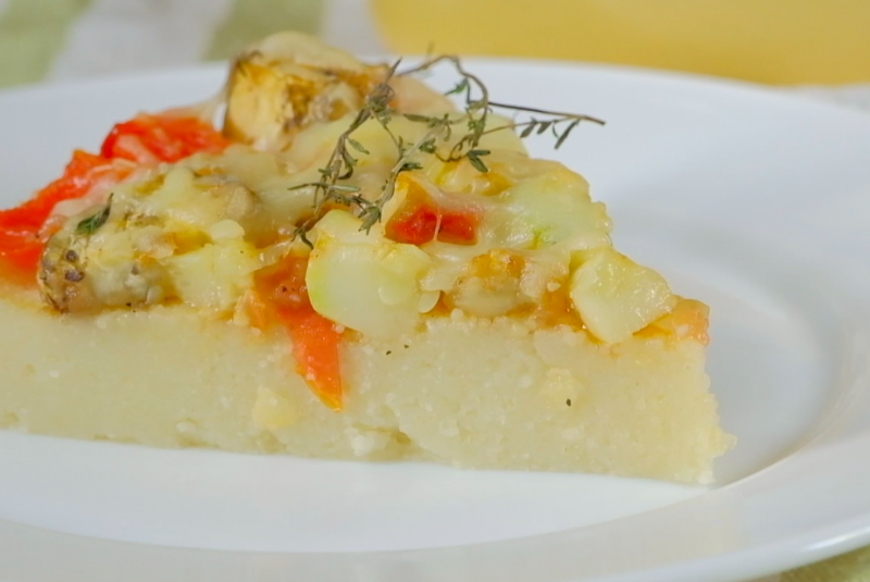 Легкий пирог из поленты, тушеных овощей и сыром: видео-рецепт