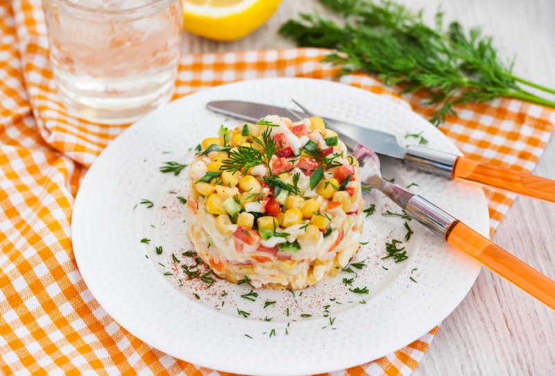Летний салат с крабовыми палочками, помидорами и огурцами