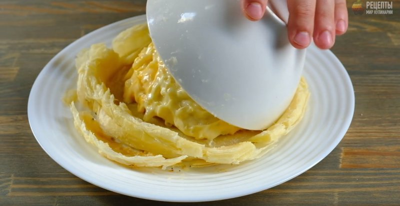 Макароны с правильным сырным соусом в горшочке из теста: видео-рецепт