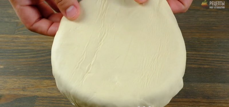 Макароны с правильным сырным соусом в горшочке из теста: видео-рецепт