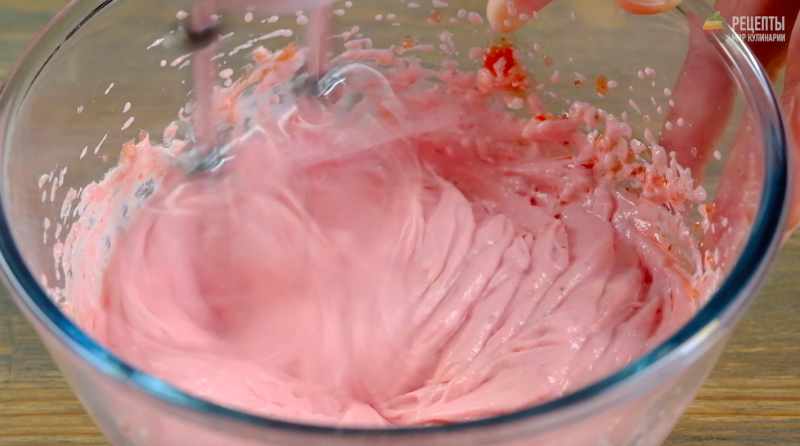 Кексики на клубничном йогурте с клубникой и базиликом: видео-рецепт