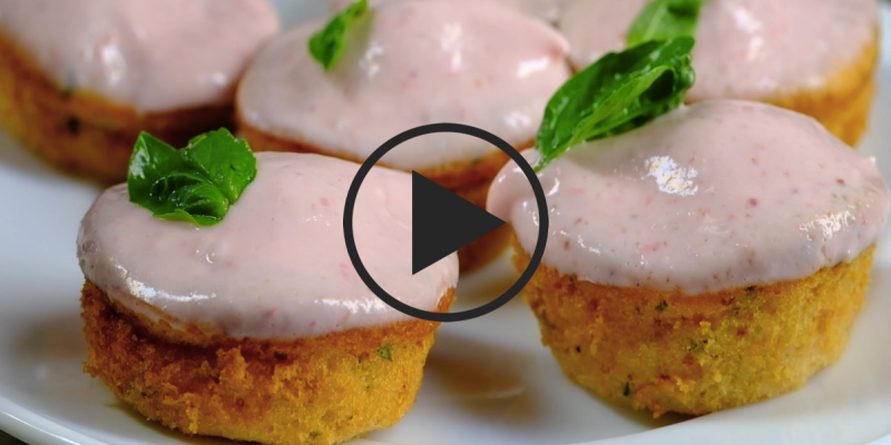 Кексики на клубничном йогурте с клубникой и базиликом: видео-рецепт