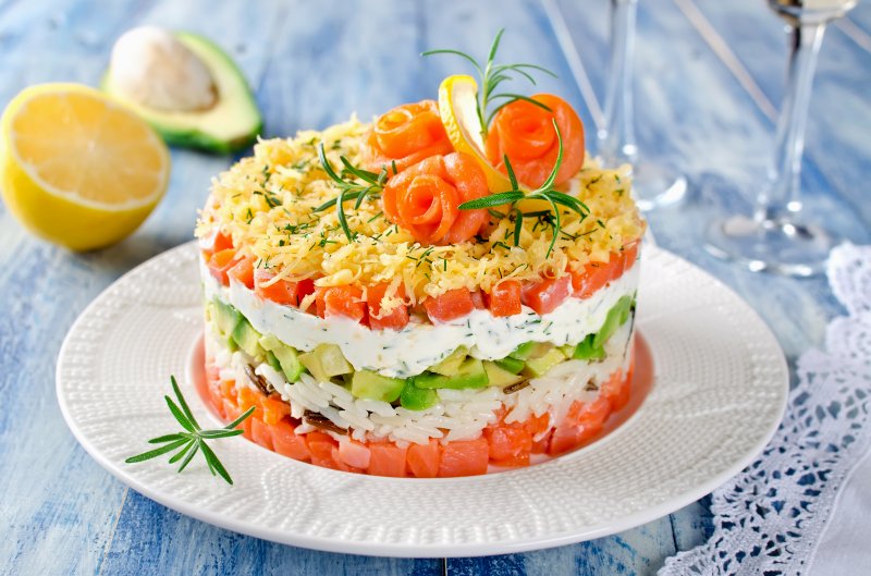 Праздничный салат с лососем и авокадо