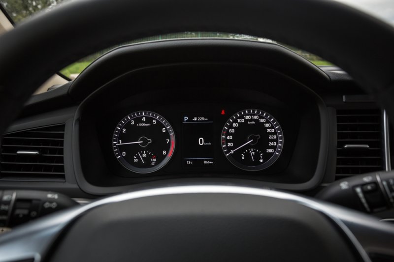 Тест-драйв новой Hyundai Sonata: мнение гаишника и "девушка плюс-сайз"