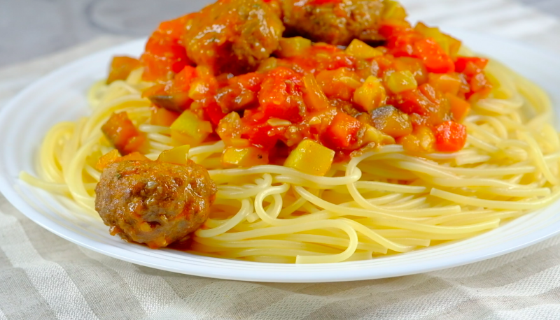 Паста с фрикадельками в овощном соусе: видео-рецепт