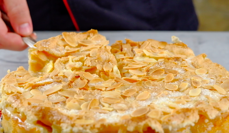 Яблочный пирог с миндальной корочкой: видео-рецепт