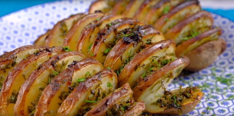 Картофель-гармошка с грибами и зеленью: видео-рецепт