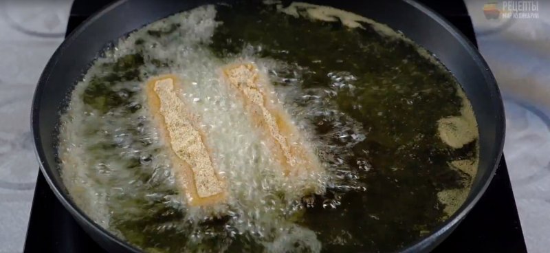 Жареный сыр с вишневым соусом: видео-рецепт