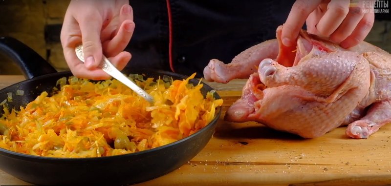ВИДЕО-РЕЦЕПТ: Цыпленок, запеченный с капустной солянкой