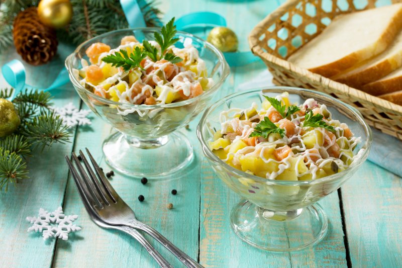 Праздничный салат с сёмгой и маринованными огурцами