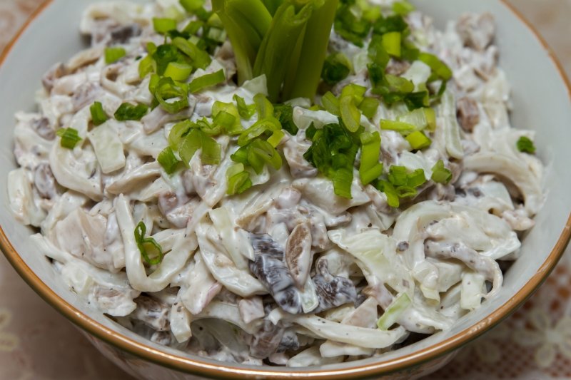 Аппетитный салат из кальмаров с грибами
