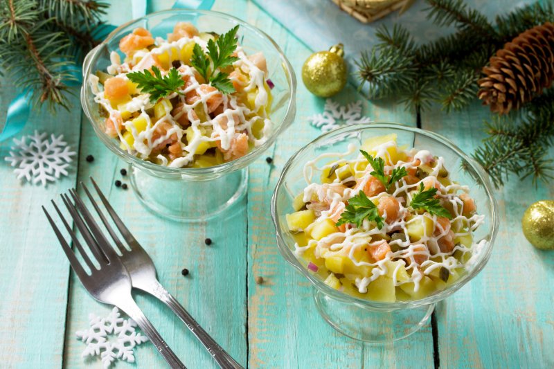 Салат с семгой, картофелем и солеными огурцами
