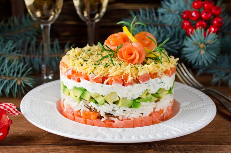 Салат с лососем и авокадо на Новый год