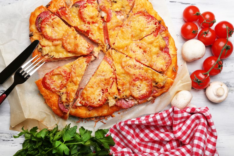 Домашняя пицца с помидорами, грибами и салями