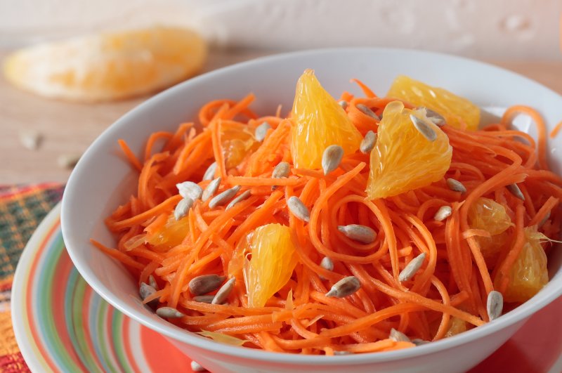 Салат из свежей моркови, апельсина и семечек.
