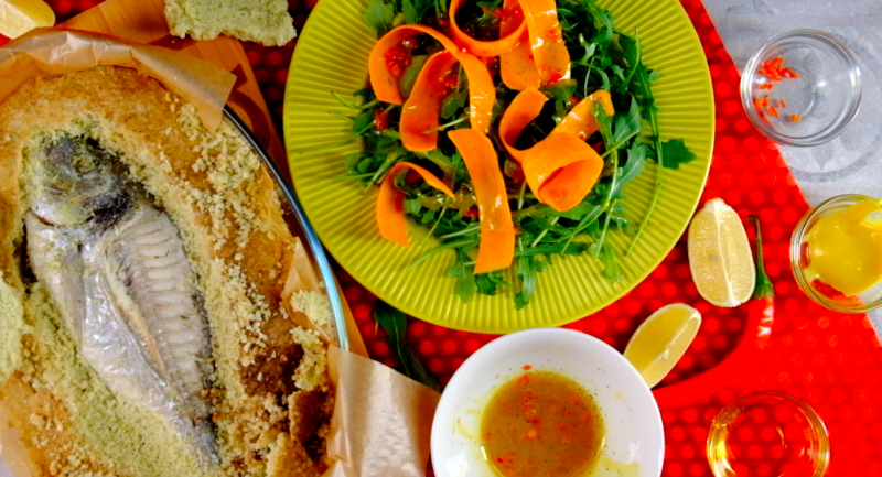 Рыба в соли с травами и морковным салатом
