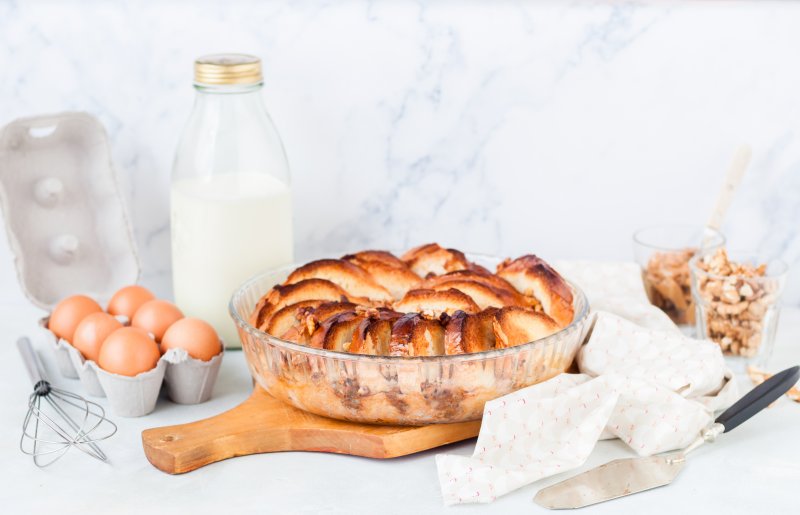Хлебный пудинг с орехами и изюмом – идеальный завтрак!