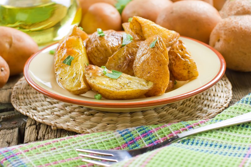 Запеченный картофель с чесноком и петрушкой