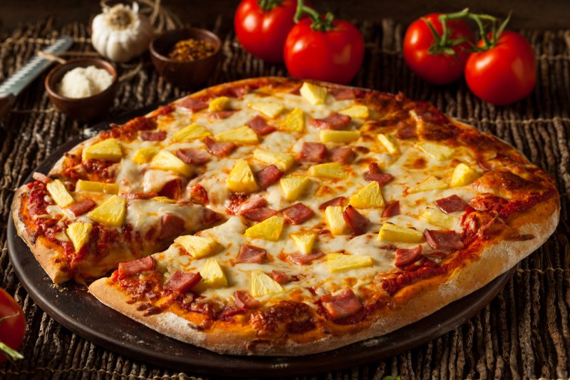 Домашняя пицца с ветчиной и ананасом