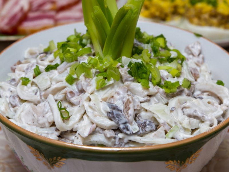 Вкуснейший салат из кальмаров с грибами