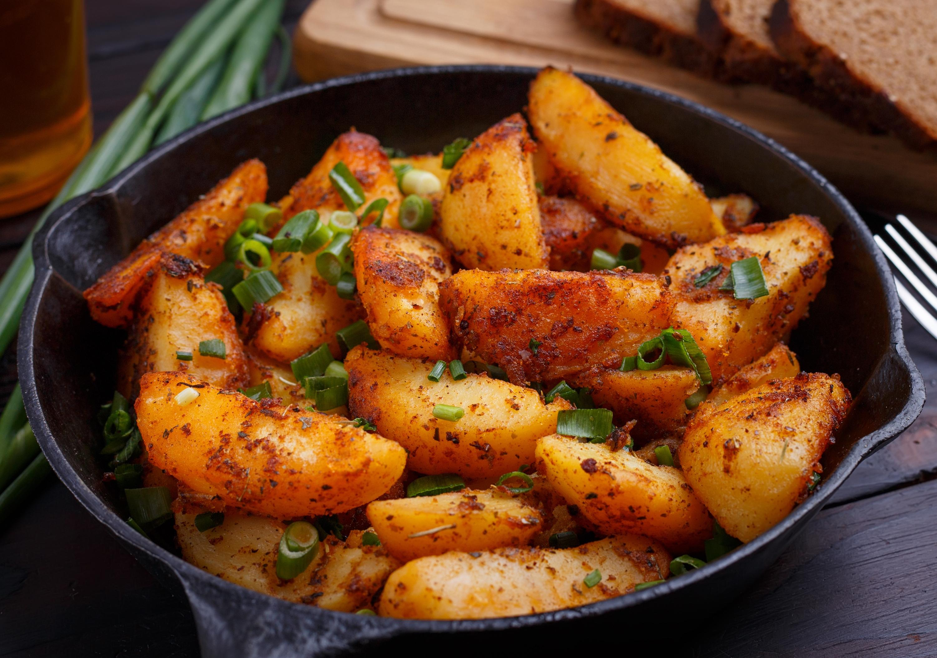 Жареная картошка. Вкусная жареная картошка. Поджаренная картошка. Жареная картошечка. Как делать картошку на сковороде