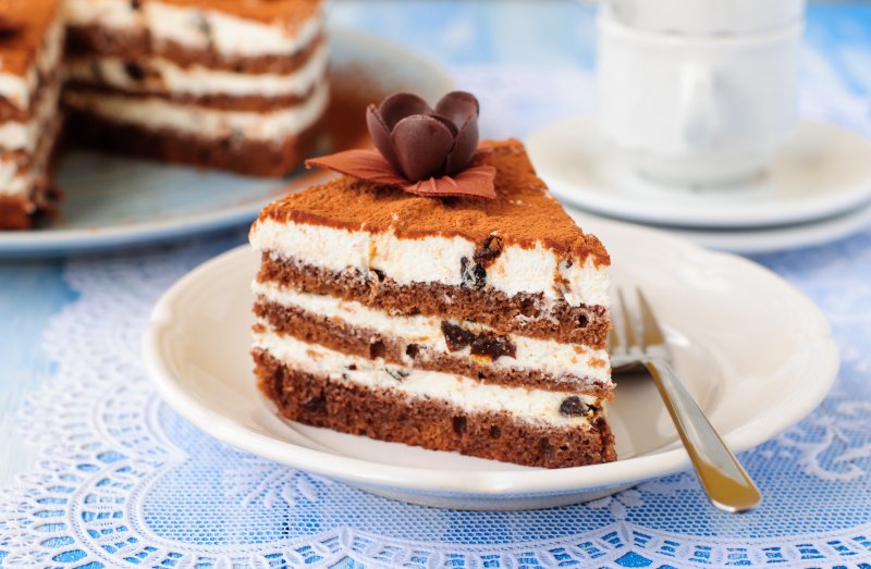 Шоколадный торт со сливочным кремом и черносливом – вкус бесподобный!