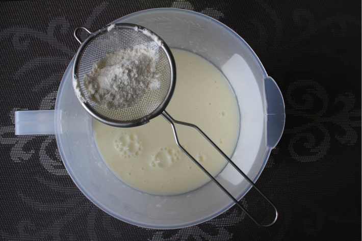 Пошаговый фото-рецепт: сырный пирог с сосисками на скорую руку