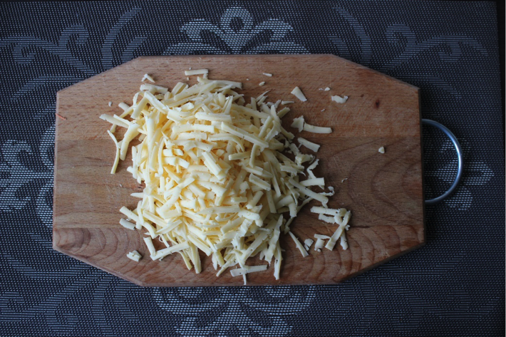 Пошаговый фото-рецепт: сырный пирог с сосисками на скорую руку