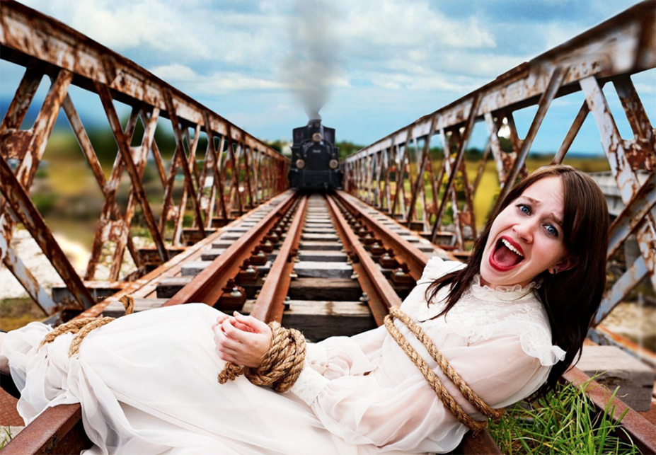 Женщины на железной дороге. Фотосессия на рельсах. Связанные девушки на рельсах. Человек привязан к рельсам.