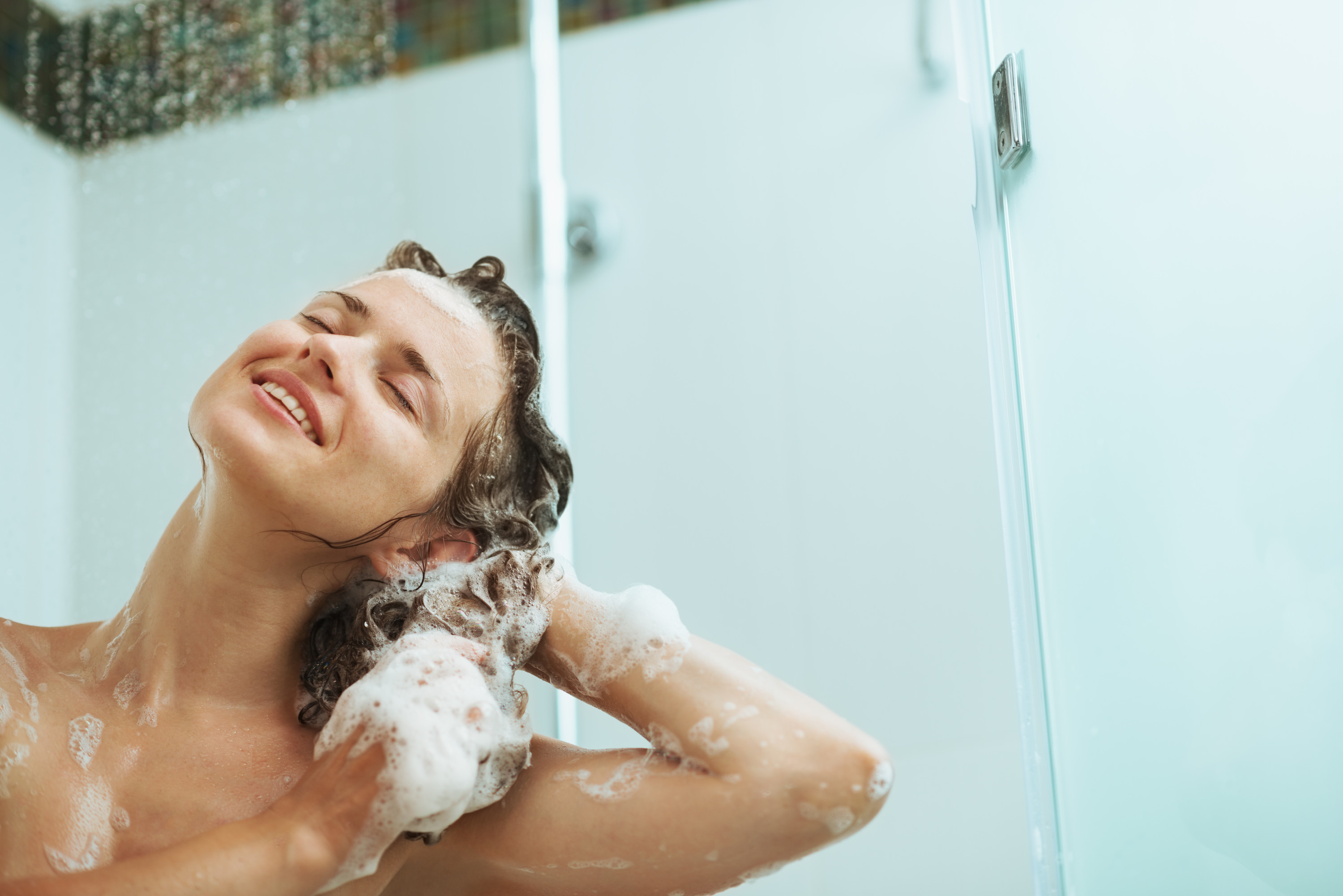 Мыть волосы гелем для душа. Девочка моется. Моется в душе. Мытье волос. Фотосессия в душе.