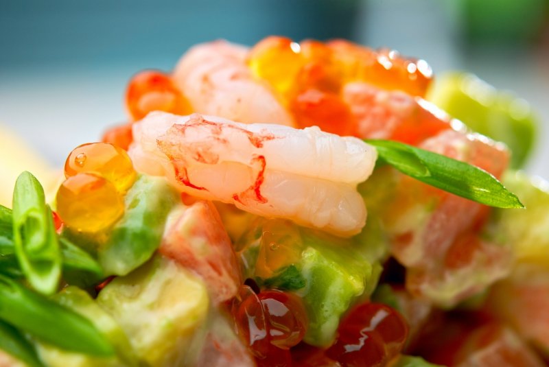 Морской салат с авокадо, креветками и красной икрой